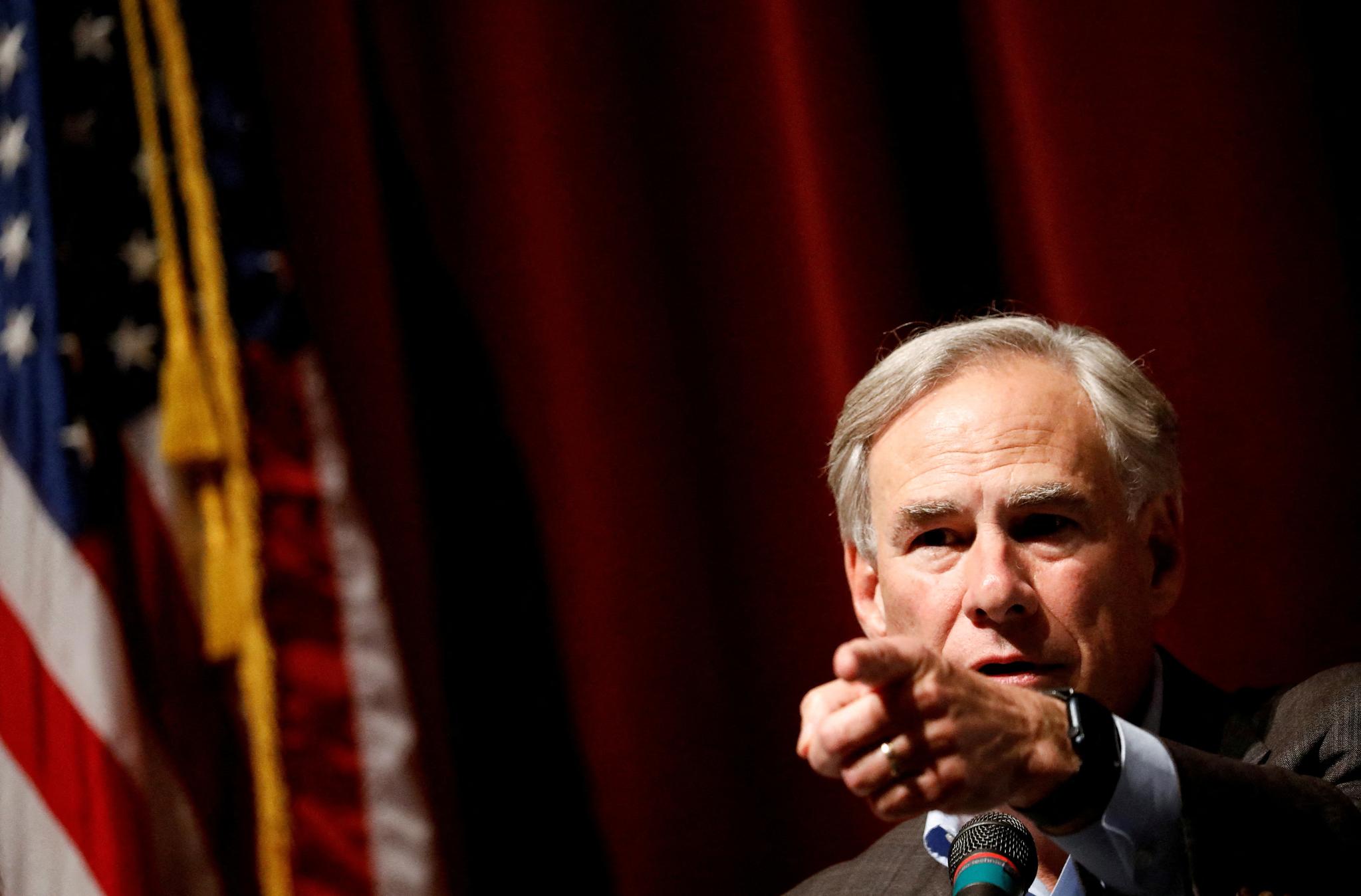 Le gouverneur du Texas signe un projet de loi interdisant les soins de santé pour les personnes transgenres, déclenchant une bataille juridique