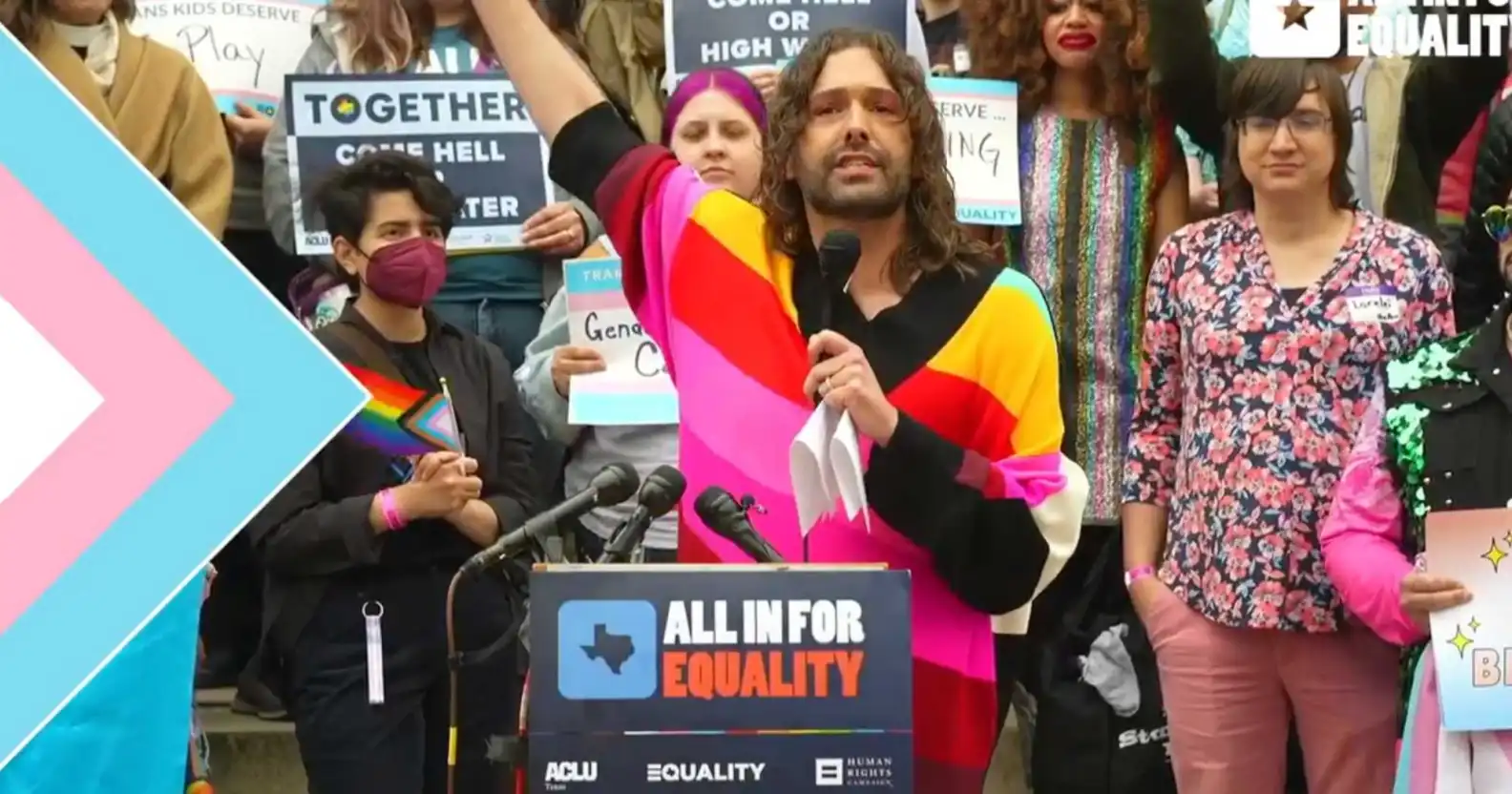 Jonathan Van Ness de Queer Eye s’oppose à la législation anti-LGBTQ+ lors d’un rassemblement au Texas
