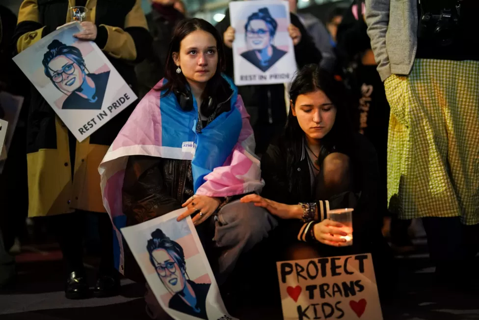 Veillée en hommage à l’adolescente transgenre assassinée Brianna Ghey dans un village du Royaume-Uni
