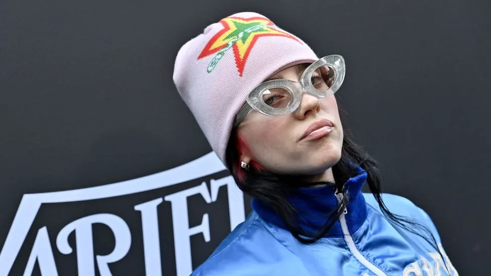 Billie Eilish met fin à la discussion sur sa sexualité et reproche à un magazine de l’avoir « révélée »