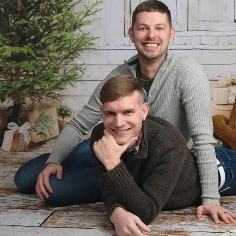 Couple gay inculpé pour attouchements sur leurs fils adoptifs et les avoir livrés à un réseau pédophile
