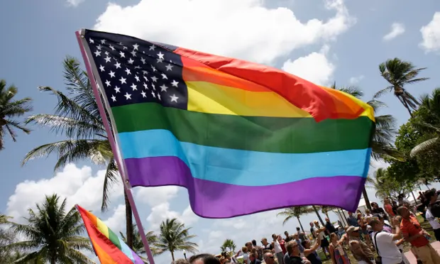 Une ville de Floride défie son maire et hisse le drapeau arc-en-ciel pour le mois des fiertés