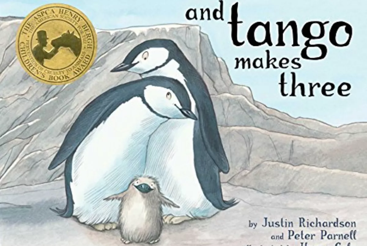 Le procureur général de Floride assimile un livre sur des pingouins de même sexe à de la propagande nazie dans une affaire de censure de livres anti-LGBTQ+