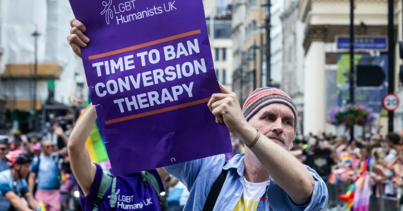 Le Parlement britannique doit débattre d’un projet de loi interdisant les thérapies de conversion, suscitant l’espoir pour les droits LGBTQ+