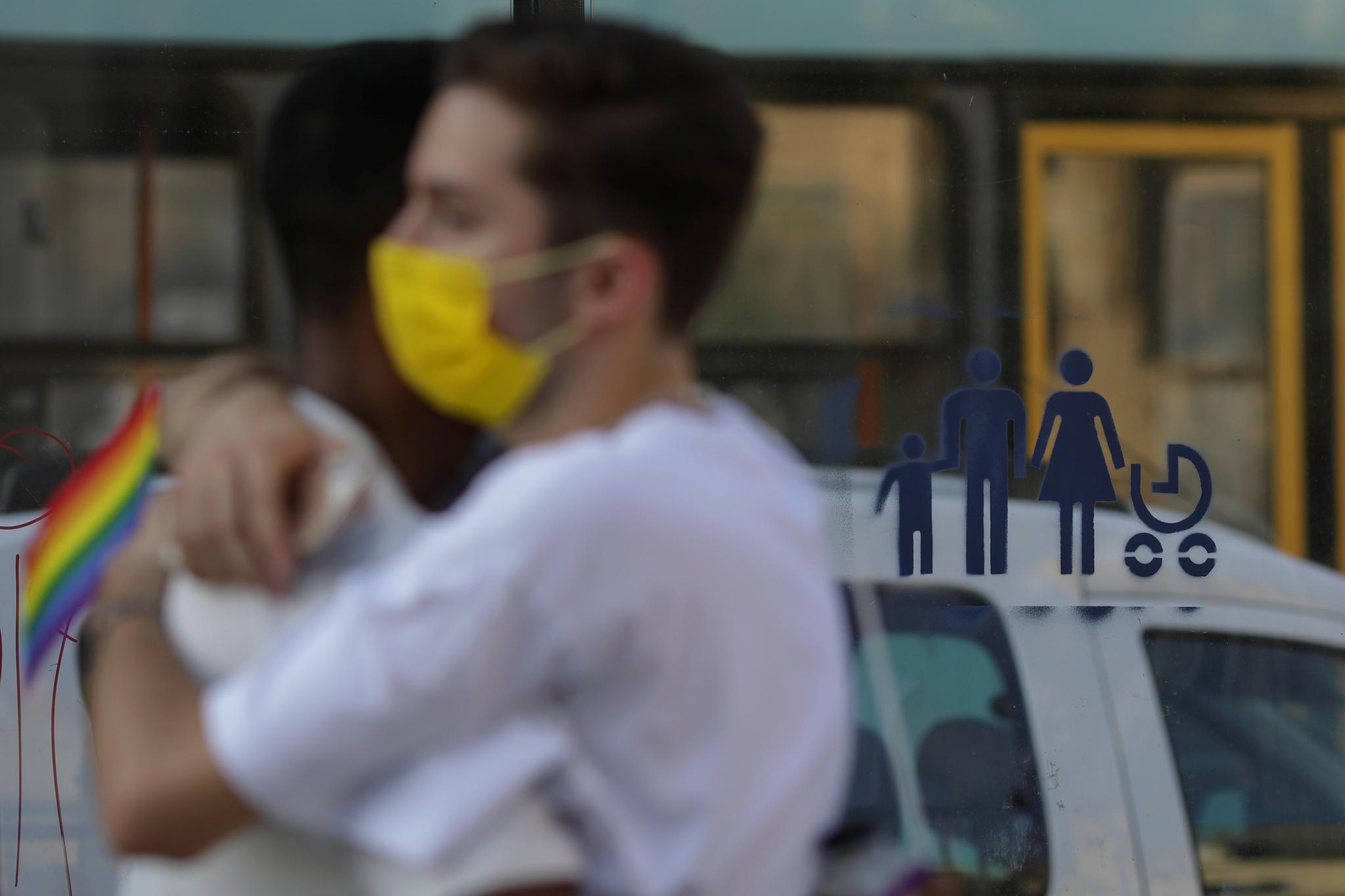 La Cour européenne condamne l’incapacité de la Roumanie à protéger les droits des couples de même sexe