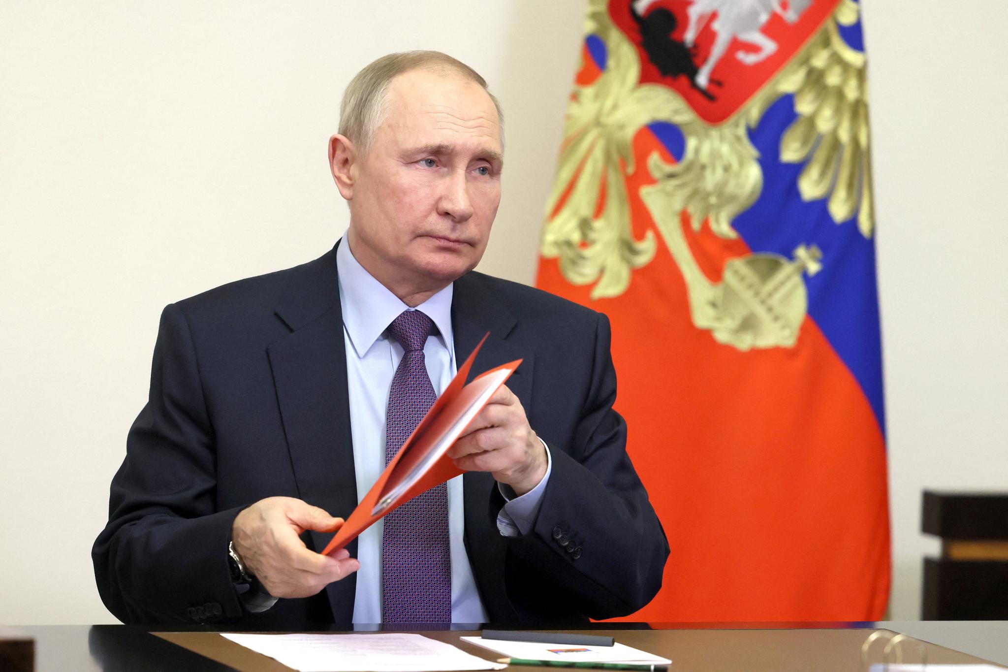 Putin signs law expanding LGBT ‘propaganda’ restrictions