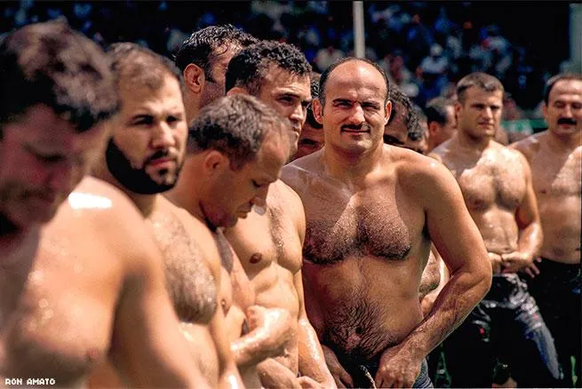 Voyage visuel - Huile, sueur et camaraderie : le sport turc ancien qui célèbre la fraternité