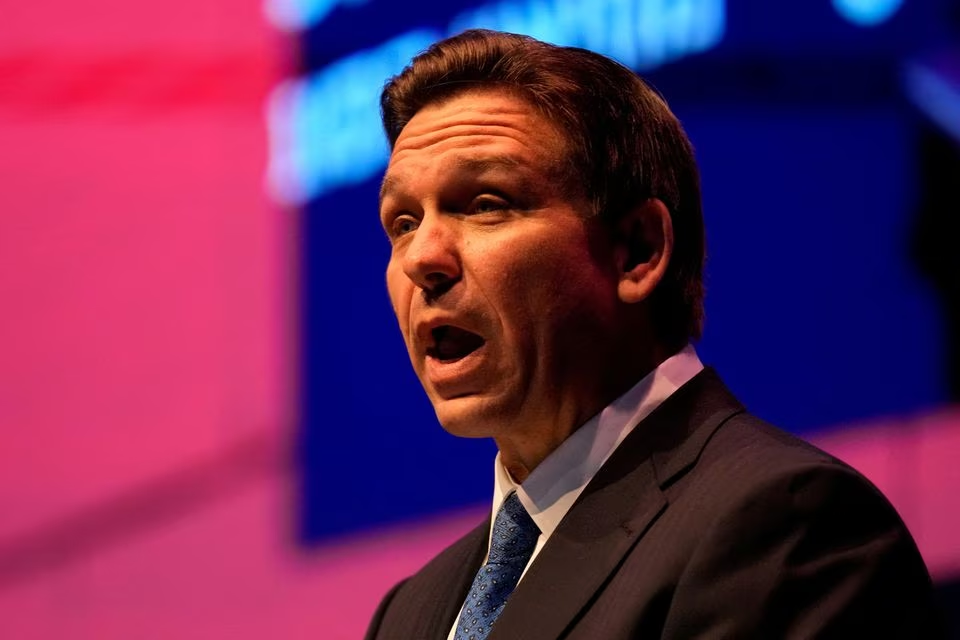 Ron DeSantis s’attaque aux programmes DEI et suscite l’indignation des défenseurs LGBTQ+ en Floride