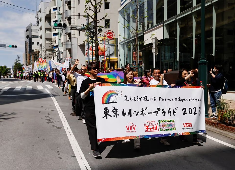 Une foule massive manifeste pour l’égalité du mariage lors de la parade Tokyo Pride, dans un contexte de pression croissante sur le gouvernement conservateur du Japon