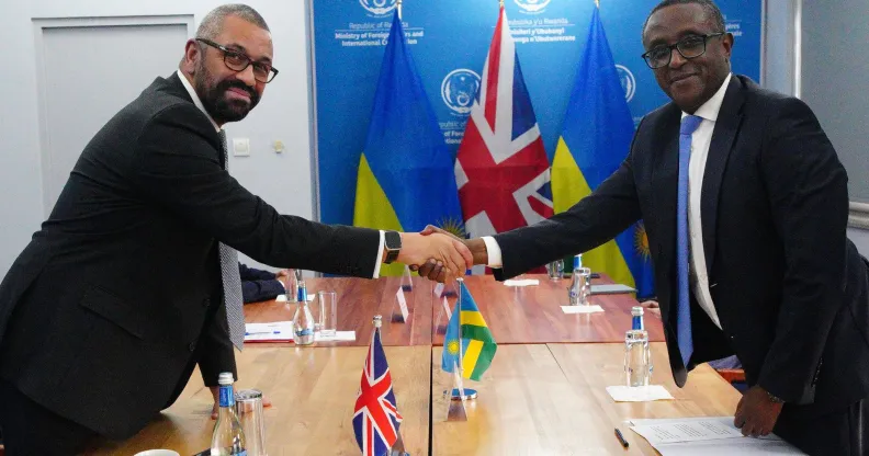 Le plan d’asile controversé du Royaume-Uni pour le Rwanda sous le feu des critiques : les inquiétudes concernant la sécurité des personnes LGBTQ+ persistent