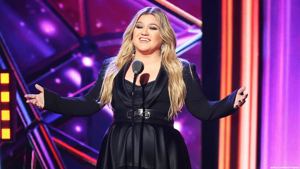 Kelly Clarkson flirte avec humour avec la pancarte d’une fan lors de sa résidence à Las Vegas, en soutien à ses admirateurs LGBTQ