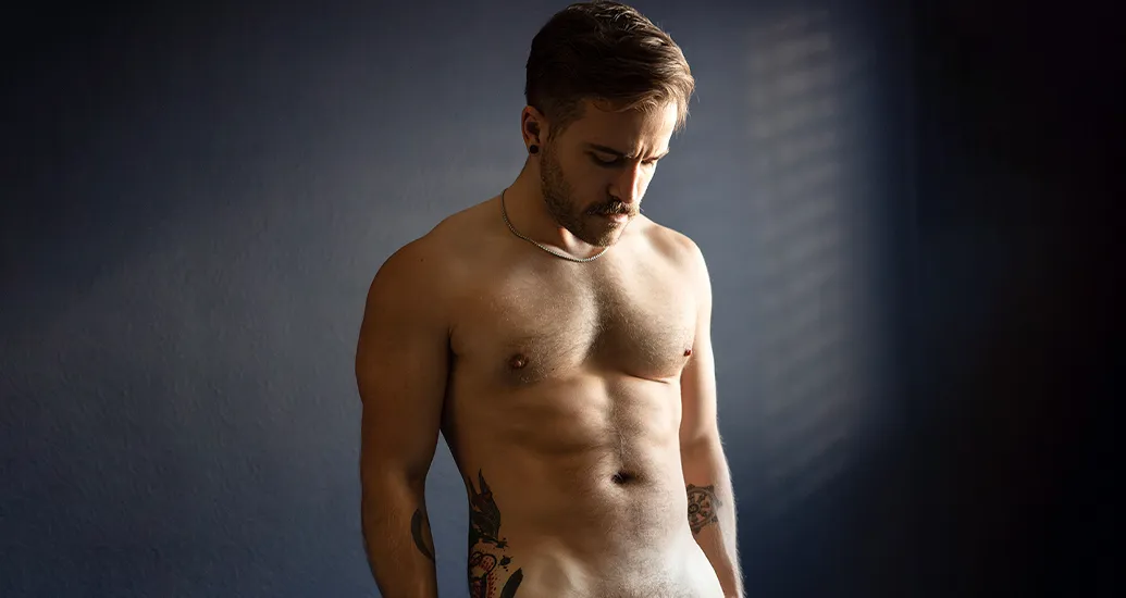 L’allure énigmatique de Jake, classée NSFW : un regard captivant à travers l’objectif d’Ashton Jay
