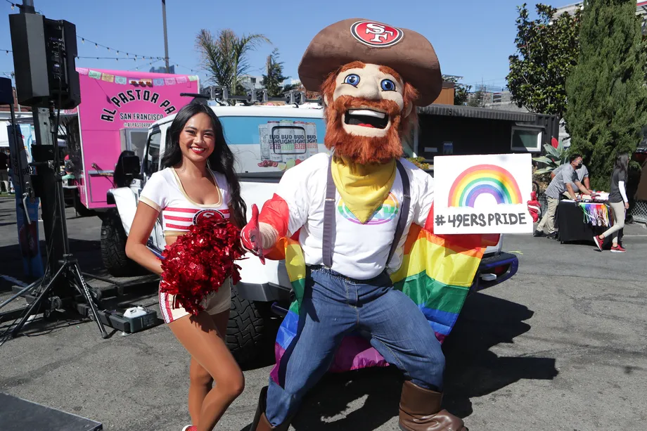 Les San Francisco 49ers accueillent un brunch drag PRIDE historique au Levi's Stadium
